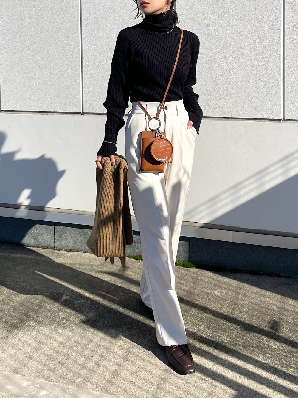 マフラーを使った「黒タートルネック」の人気ファッション