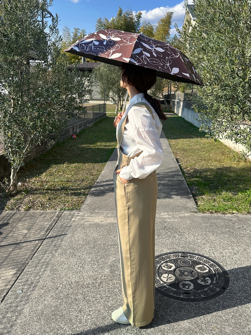 「PR、waterfront、ウォーターフロント、折りたたみ傘、晴雨兼用」｜「Waterfrontのラクオリ UVブロック 2段折 55cm（折りたたみ傘、ブラウン系）」を使った、KASUMIさん（レディース・161cm）の春コーディネートの1枚目の写真