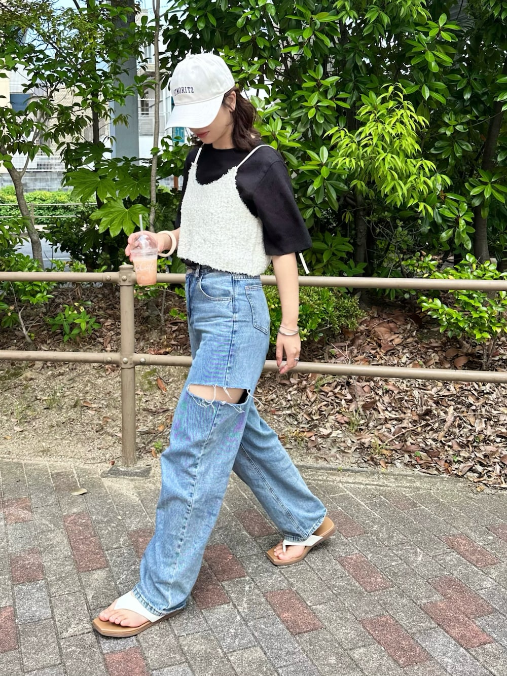 ホワイト系のベスト、ブラック系のシャツ/ブラウス、ブルー系のデニムパンツを着用したレディースの夏コーディネートの1枚目の写真