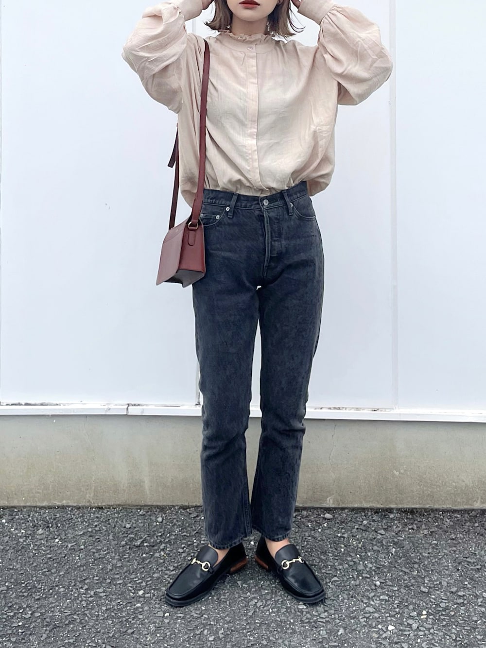 ベージュ系のシャツ/ブラウス、グレー系のデニムパンツ、ブラック系のローファーを着用したレディースの秋コーディネートの1枚目の写真
