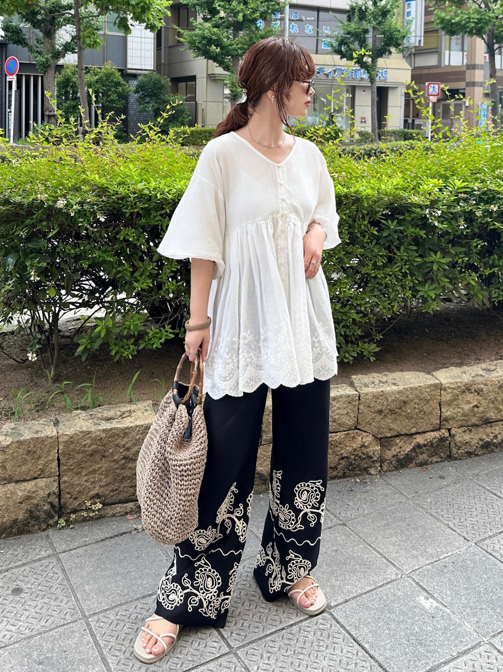 ホワイト系のシャツ/ブラウスを着用したレディースの夏コーディネートの1枚目の写真
