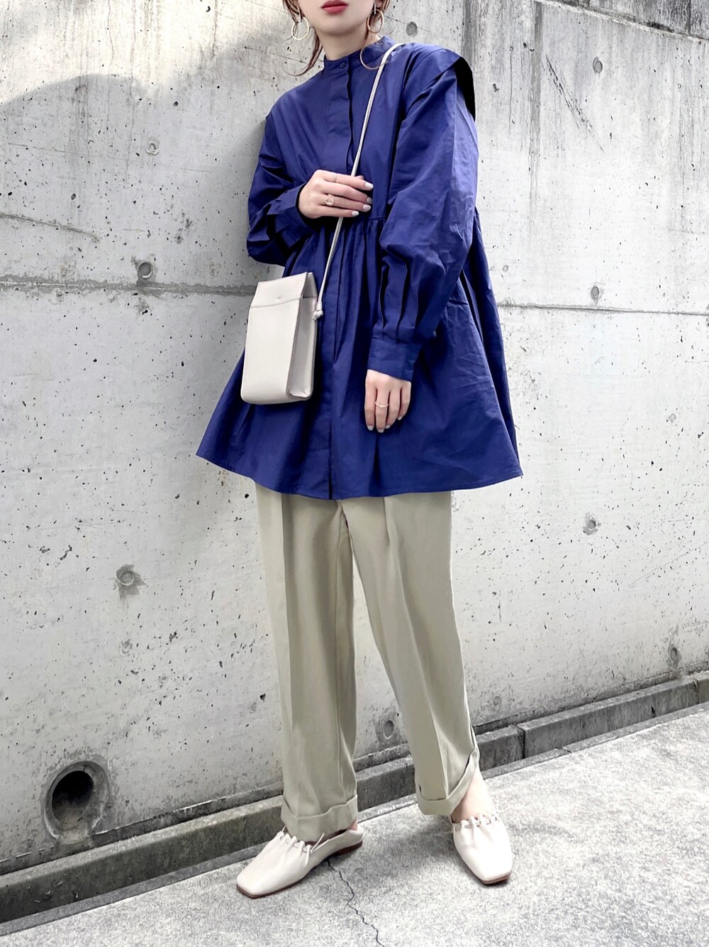 ホワイト系のシャツ/ブラウス、ベージュ系のその他パンツ、ベージュ系のショルダーバッグを着用したレディースの冬コーディネートの1枚目の写真