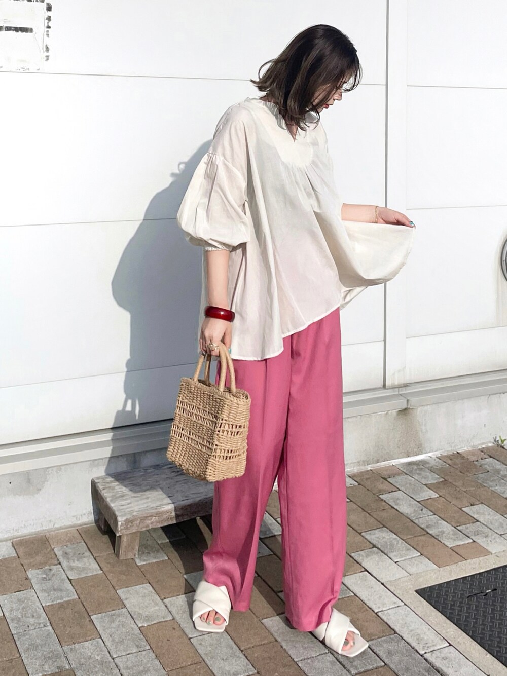 ベージュ系のシャツ/ブラウス、ピンク系のパンツ、ホワイト系のサンダルを着用したレディースの春コーディネートの1枚目の写真
