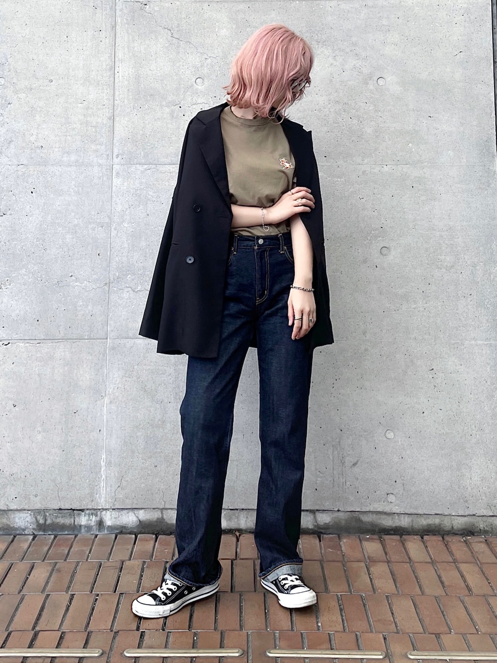 「スニーカー、ジャケット、コンバース、黒、MAISON KITSUNE、ワンウォッシュデニム、ジャケットスタイル、着回しコーデ、黒ジャケット、オトナカジュアル、くすみカラー、秋コーデ、ジャケットコーデ、秋服準備はじめました」｜「INTER FACTORYのファッションインフルエンサー kally - ルーズテーラードジャケット　made in INTER FACTORY（テーラードジャケット、ブラック系）」を使った、KASUMIさん（レディース・161cm）の秋コーディネートの1枚目の写真