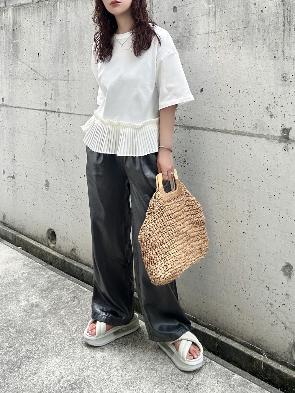 「PR、タイアップ、OPAQUE.CLIP、オペークドットクリップ、白Tシャツ、白トップス、プリーツ、ドッキングトップス、ホワイト、シンプルコーデ、メタリック、サンダル、NIKE、かごバッグ、厚底サンダル」｜「OPAQUE.CLIPのプリーツデザインドッキングトップス【洗濯機洗い可】（Tシャツ/カットソー、ホワイト系）」を使った、KASUMIさん（レディース・161cm）の春コーディネートの1枚目の写真