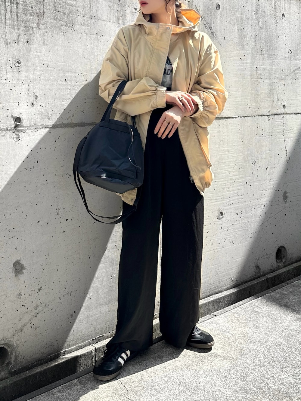 「PR、タイアップ、ANGIE VINTAGE、ANGIE、angie_vintage、angie_ootd、マウンテンパーカー、ナイロンジャケット、ライトアウター、春アウター、春服みてみて、オトナカジュアル、オールインワン、ロゴT、スニーカー」｜「ANGIEのナイロンマウンテンパーカー（マウンテンパーカー、ベージュ系）」を使った、KASUMIさん（レディース・161cm）の春コーディネートの1枚目の写真