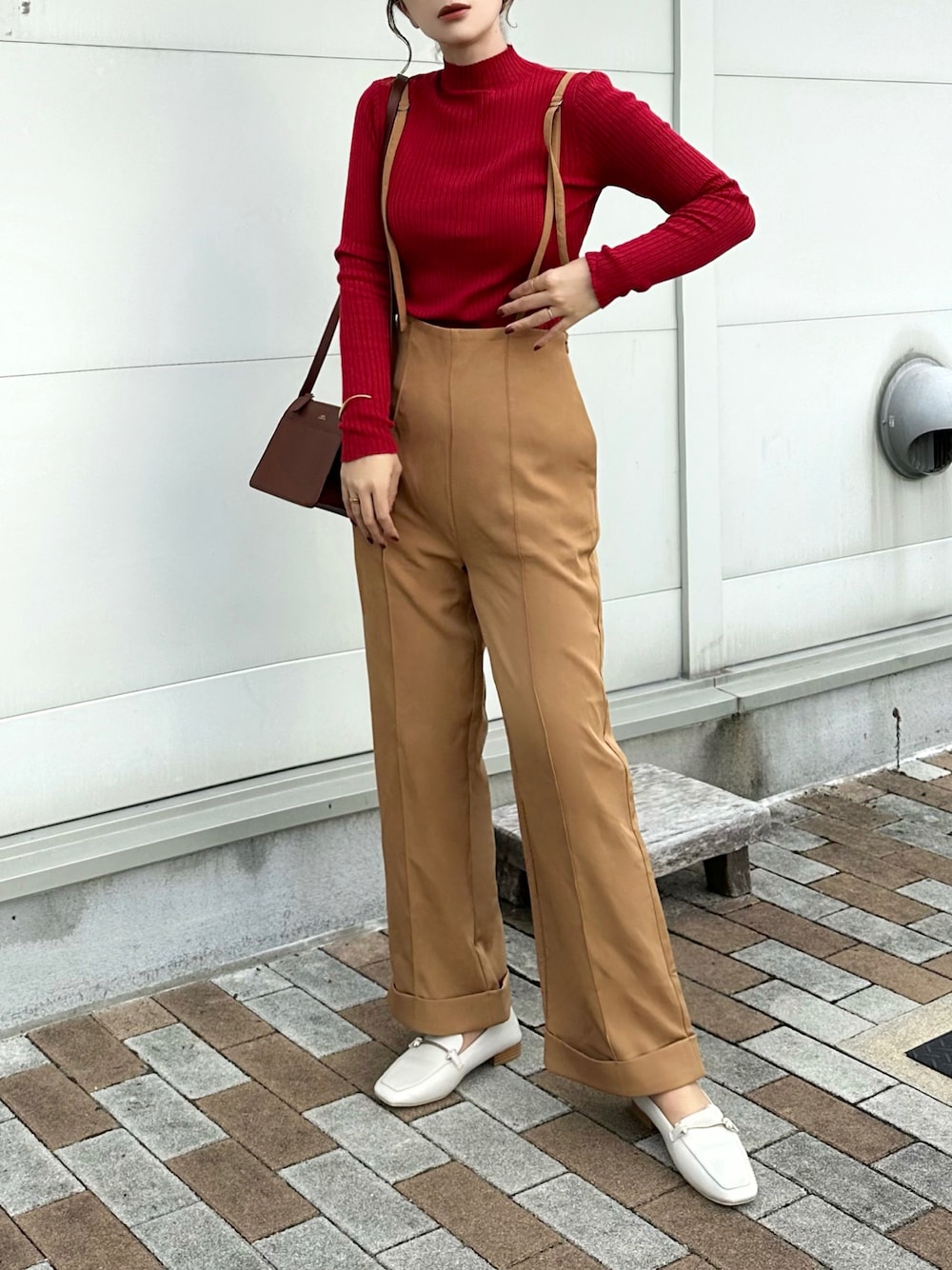 レッド系のニット/セーター、ブラウン系のその他パンツ、ブラウン系のショルダーバッグを着用したレディースの秋コーディネートの1枚目の写真