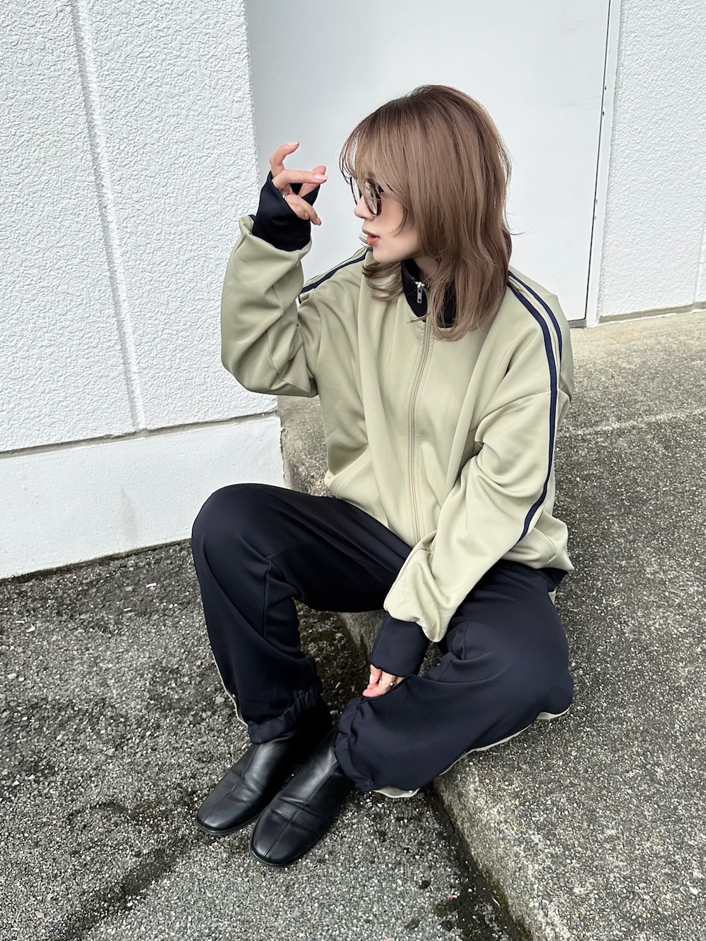 ベージュ系のジャージ、ブルー系のスウェットパンツ、ブラック系のその他シューズを着用したレディースの秋コーディネートの1枚目の写真