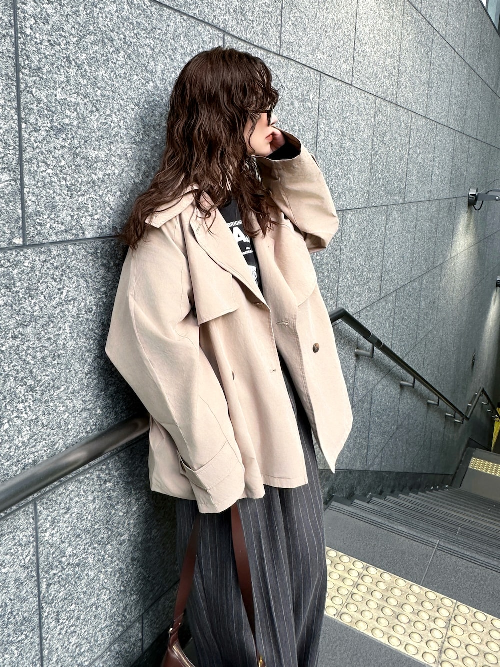 ベージュ系のトレンチコート、ブラック系のTシャツ/カットソー、グレー系のその他パンツを着用したレディースの春コーディネートの1枚目の写真