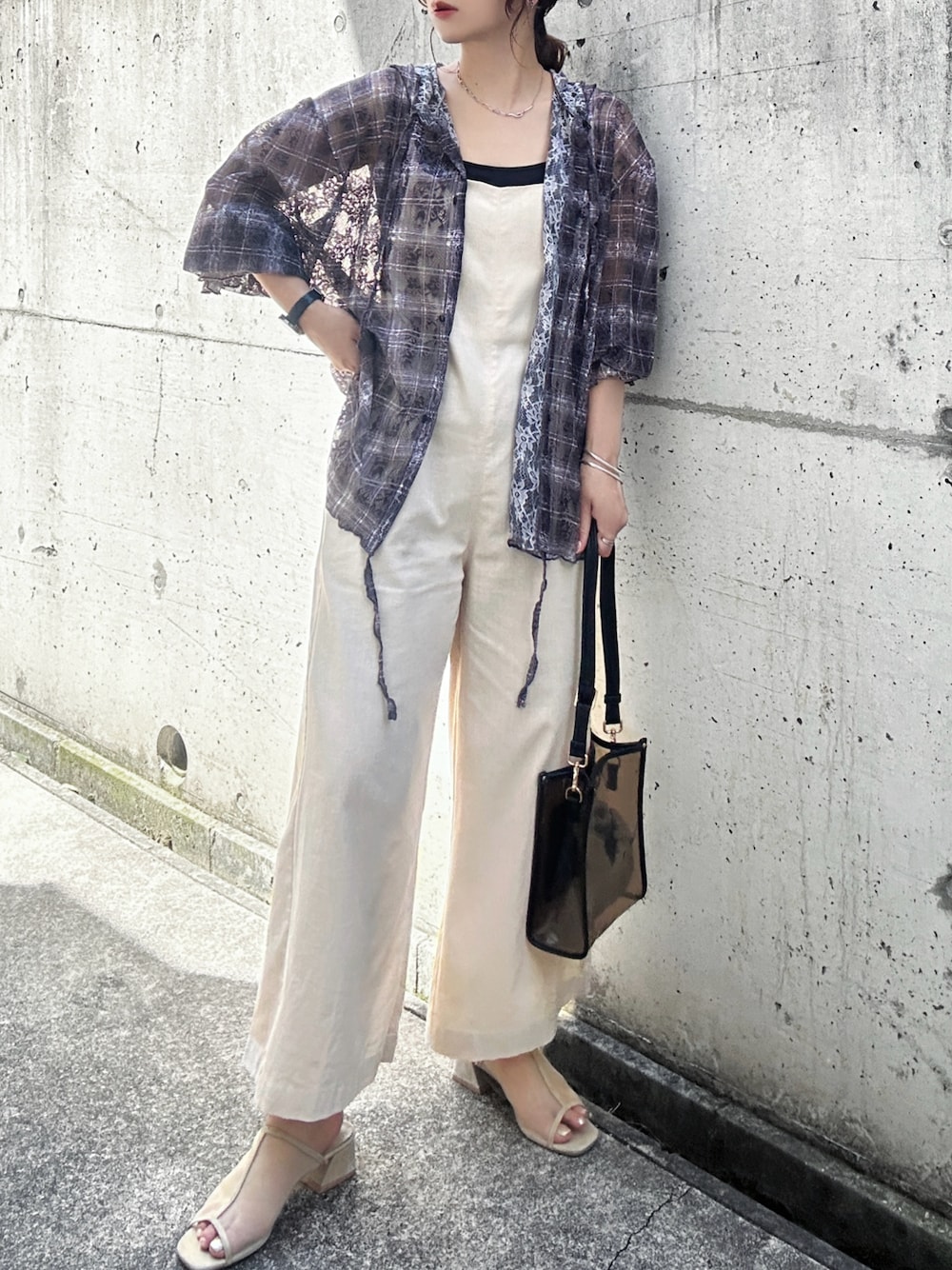 ブラック系のTシャツ/カットソー、ホワイト系のサロペット/オーバーオール、ブラック系のショルダーバッグを着用したレディースの夏コーディネートの1枚目の写真