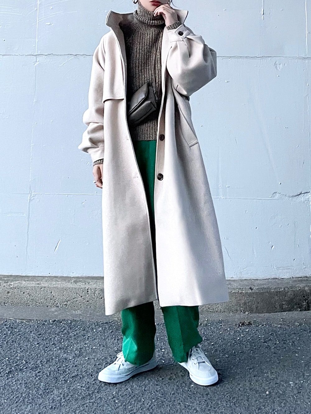 ホワイト系のその他アウター、ベージュ系のニット/セーター、グリーン系のその他パンツを着用したレディースの秋コーディネートの1枚目の写真