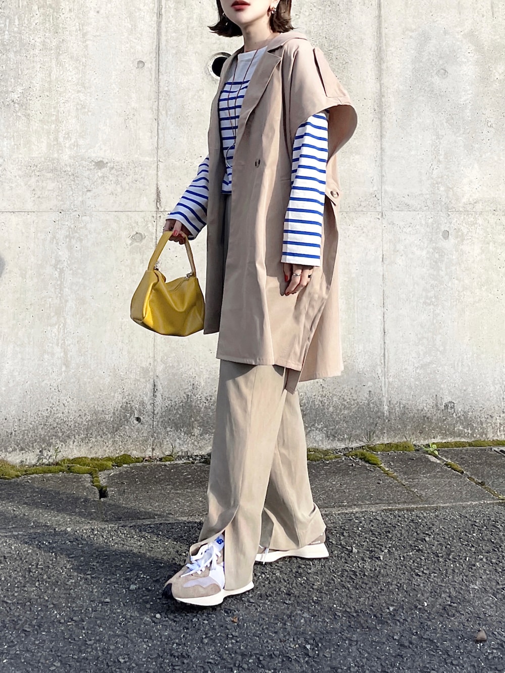 ベージュ系のその他アウター、ブルー系のTシャツ/カットソー、ベージュ系のその他パンツを着用したレディースの春コーディネートの1枚目の写真