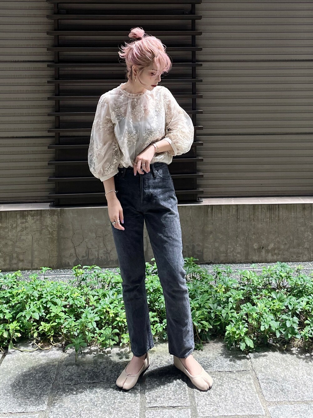 ホワイト系のその他トップス、グレー系のデニムパンツ、ベージュ系のシューズを着用したレディースの夏コーディネートの1枚目の写真