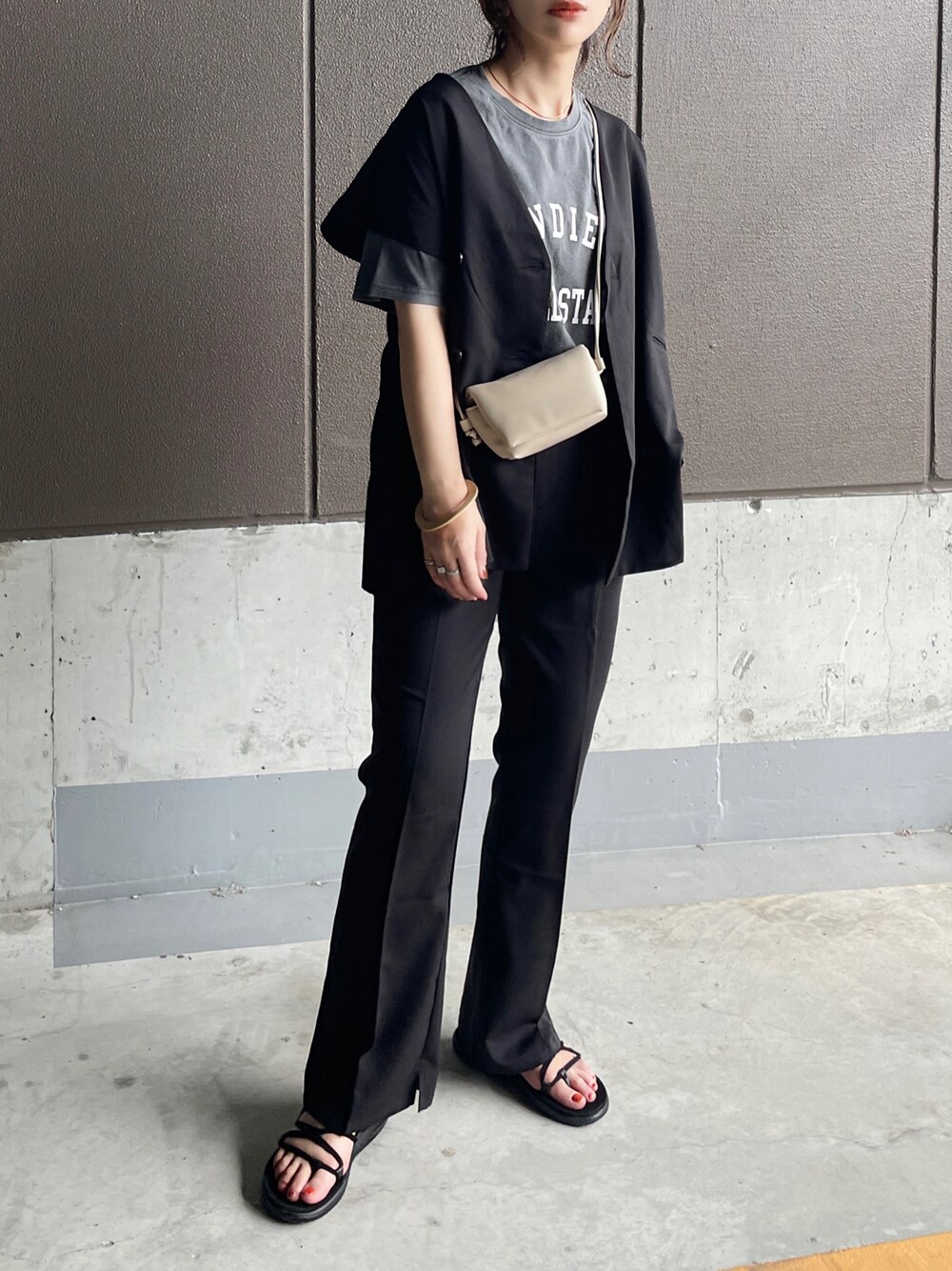 ブラック系のノーカラージャケット、ブラック系のスラックス、ブラック系のTシャツ/カットソーを着用したレディースの夏コーディネートの1枚目の写真