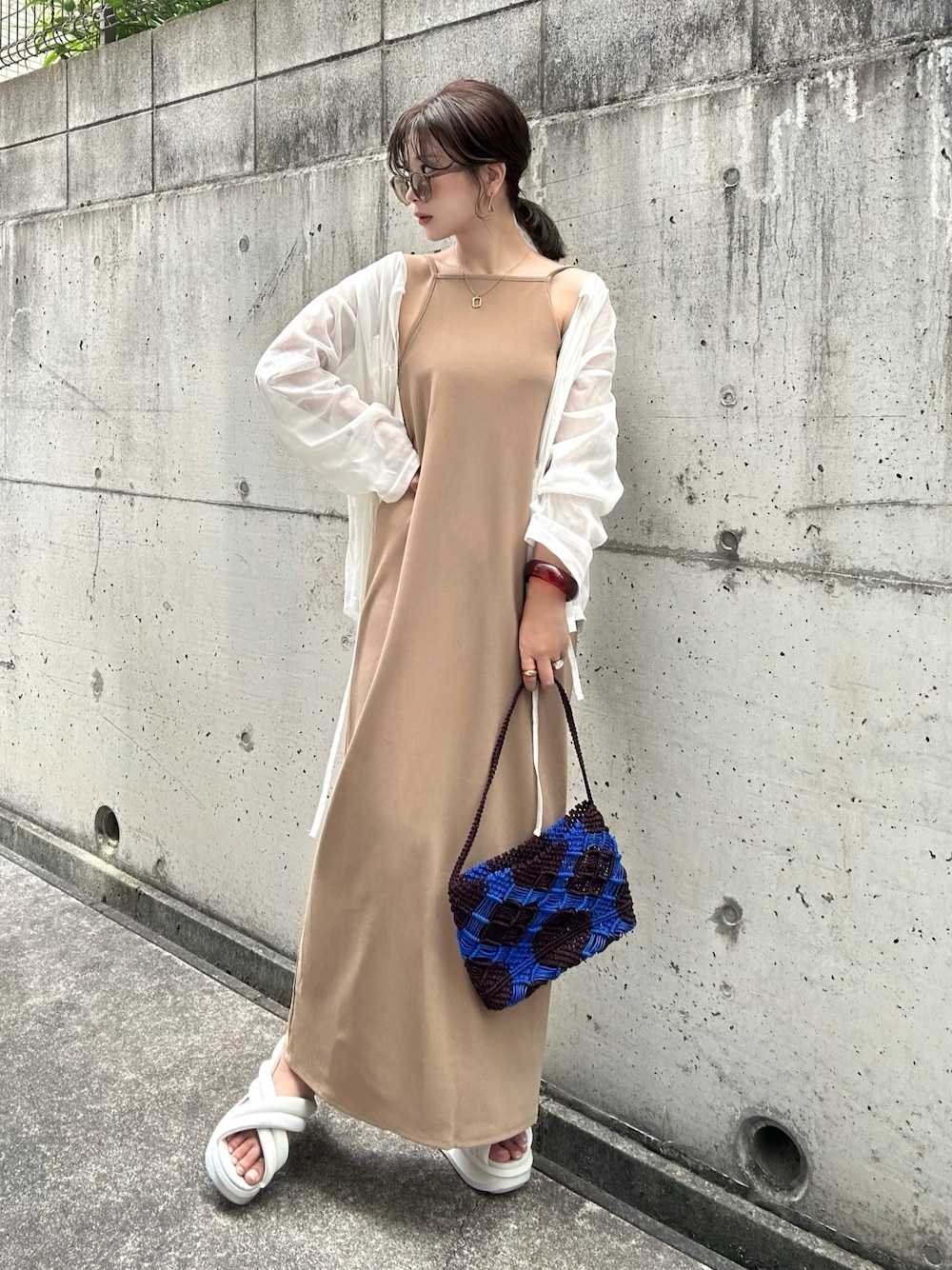 ベージュ系のワンピース、ホワイト系のシャツ/ブラウス、ブラウン系のバッグを着用したレディースの夏コーディネートの1枚目の写真