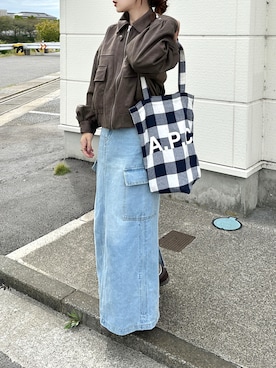 「アイテム（デニムスカート）」を使った、KASUMIさん（レディース・161cm）の秋コーディネート
