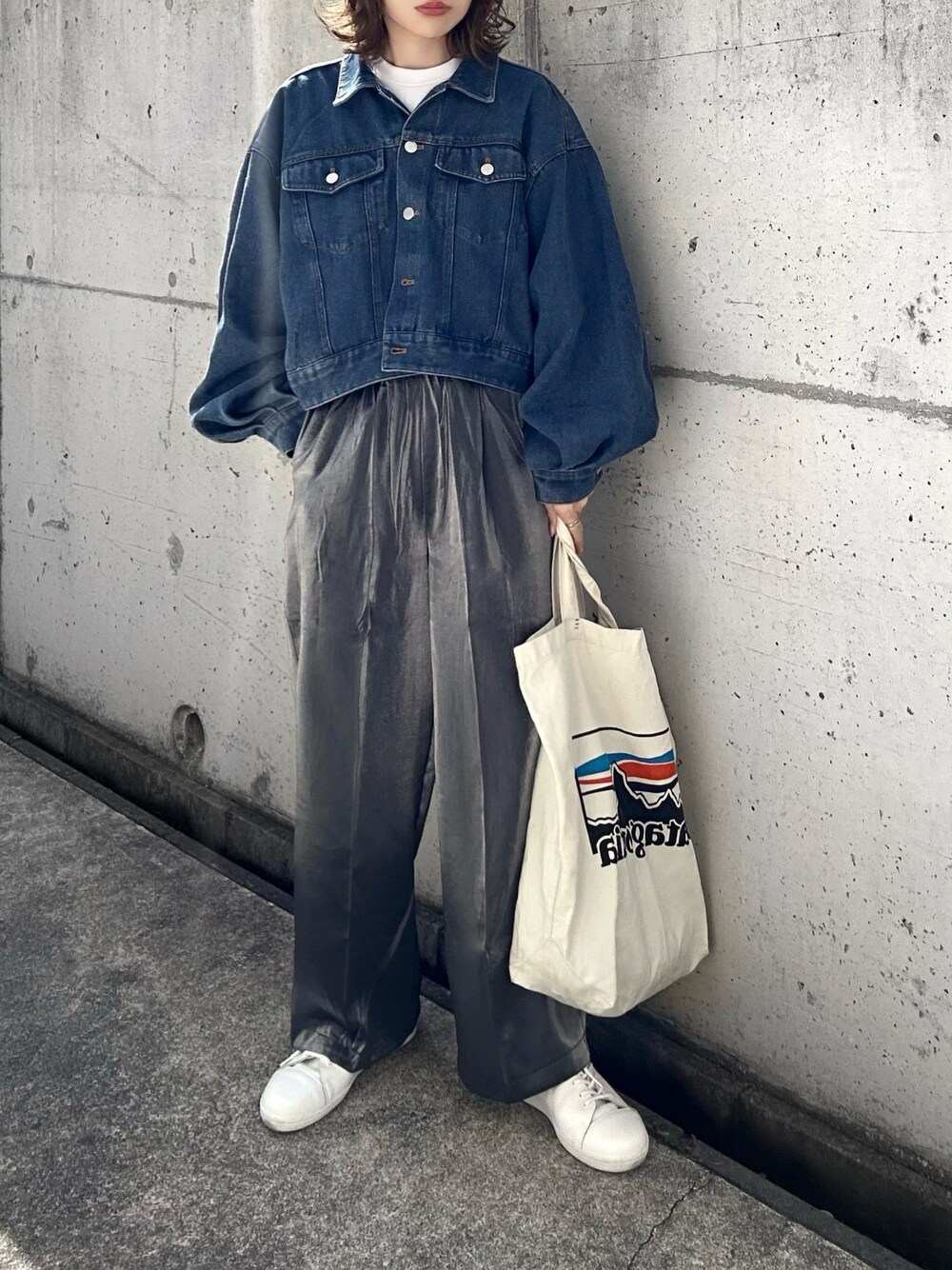 ブルー系のデニムジャケット、ホワイト系のTシャツ/カットソー、ブラック系のその他パンツを着用したレディースの春コーディネートの1枚目の写真