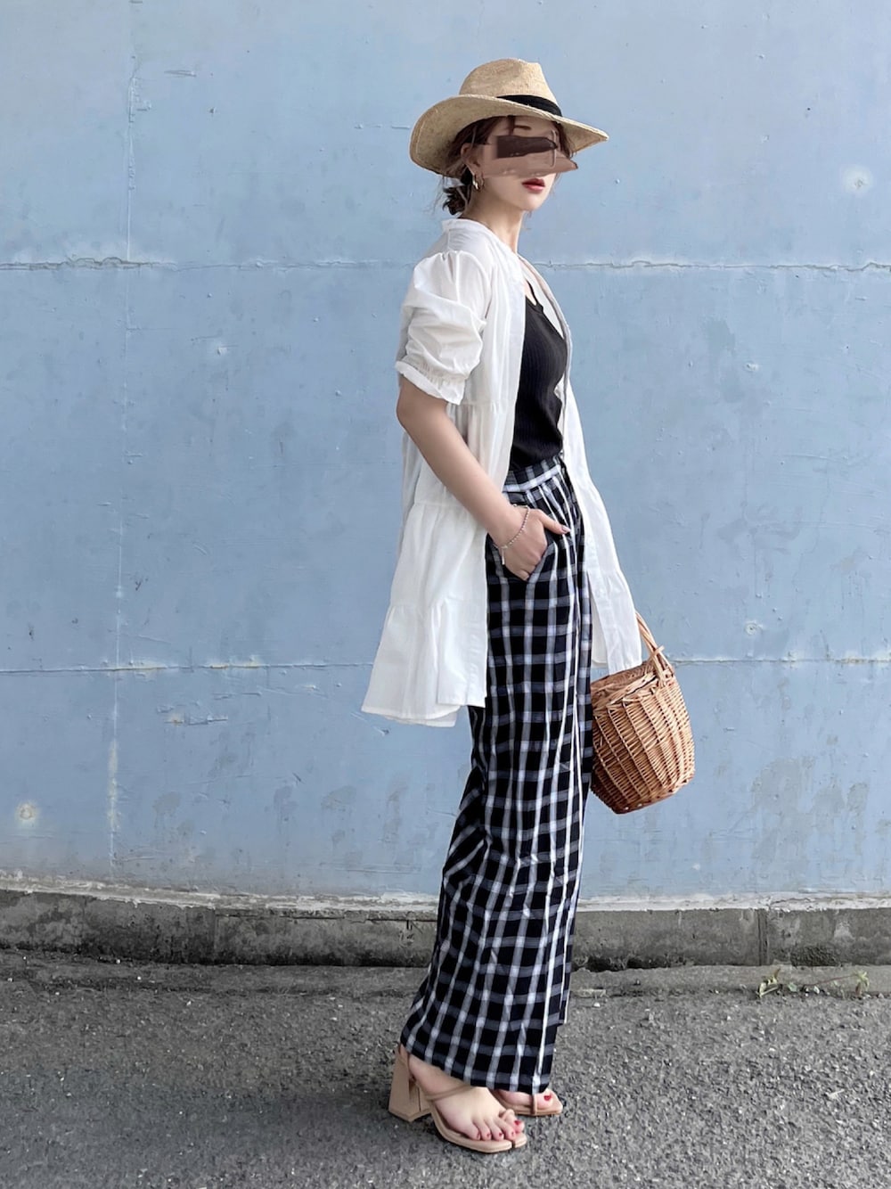 ホワイト系のワンピース、ブラック系のタンクトップ、ブラック系のその他パンツを着用したレディースの夏コーディネートの1枚目の写真