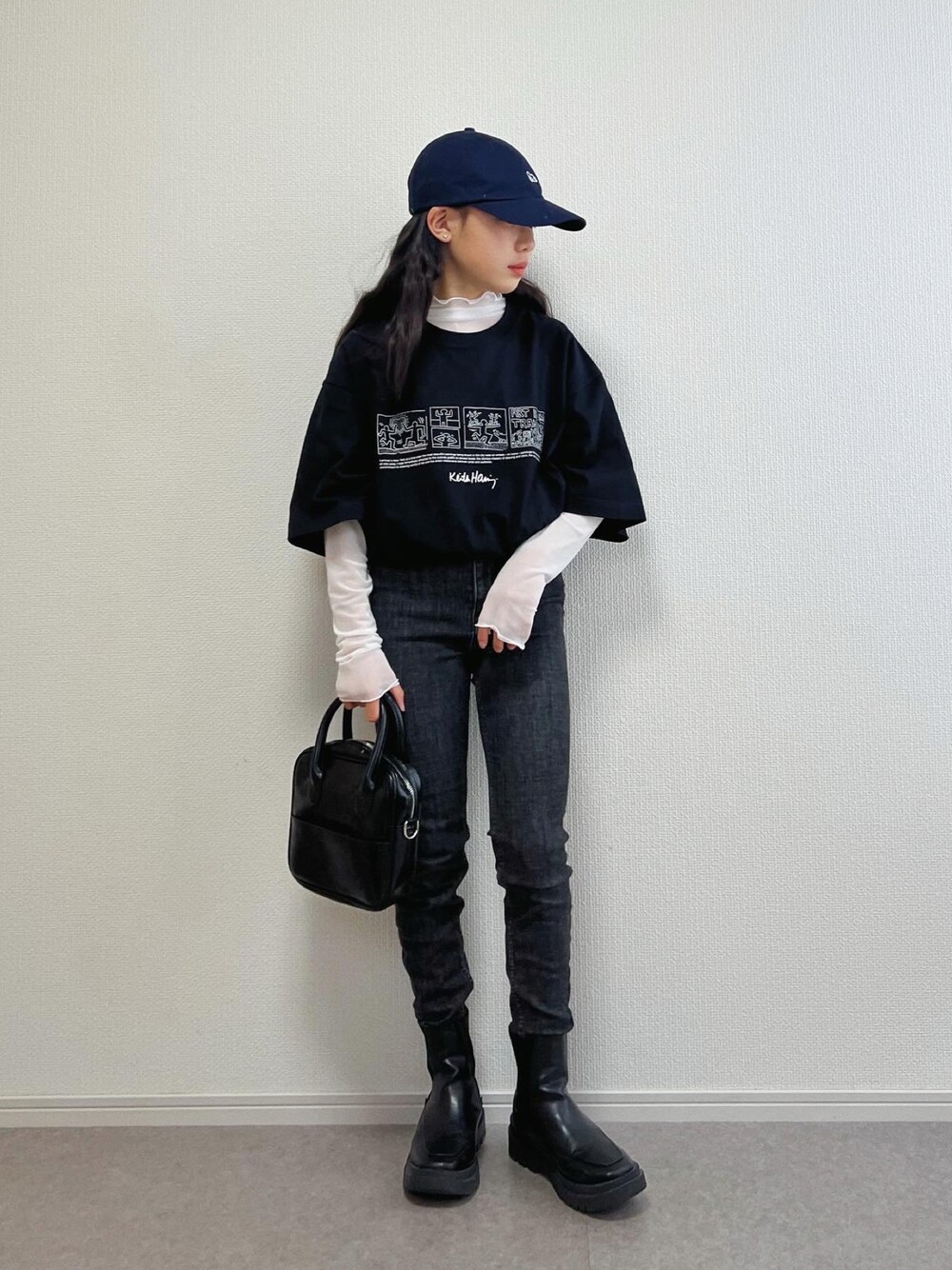 「春のおしゃ見えテクニック、キッズコーデ、おんなのこ、カジュアル、大人カジュアル、UNIQLO、ユニクロ、デニムパンツ、ブーツ、キャップ、シアートップス」｜「floristの【2WAY/3WAY】スクエア型レザータッチボストンバッグ/ショルダーバッグ（ボストンバッグ、ブラック系）」を使った、ɴɪᴄᴏ.ᴀʏᴀさん（キッズ・149cm）の春コーディネートの1枚目の写真