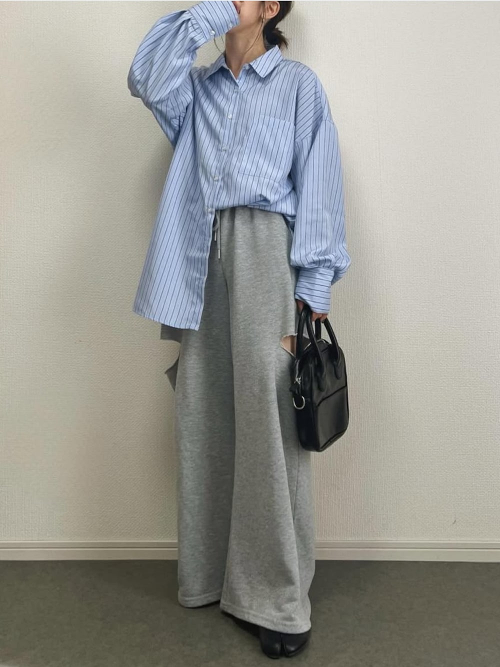 「春コーデ、プチプラコーデ、春カラー、低身長女子、ママファッション、ブルー、スウェットパンツ、タビシューズ、ストライプシャツ、シャツスタイル、カジュアル」｜「recaのアソートオーバーサイズベーシックシャツ（シャツ/ブラウス、ブルー系）」を使った、ɴɪᴄᴏ.ᴀʏᴀさん（レディース・150cm）の春コーディネートの1枚目の写真