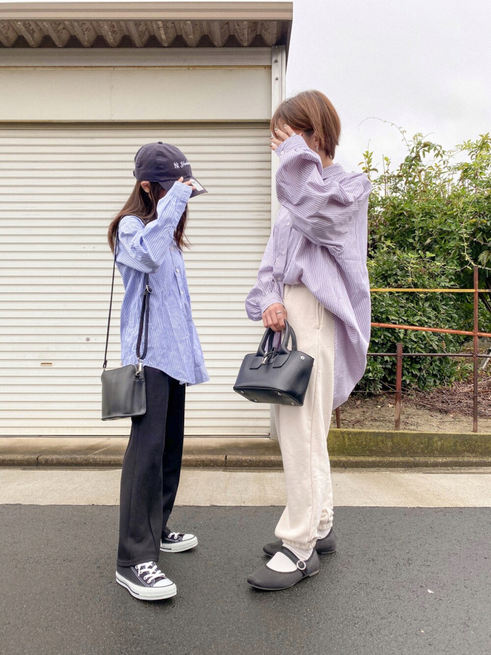 「ショルダーバッグ、バレエシューズ、カンフーシューズ、コンバース、シャツスタイル、おんなのこ、休日スタイル、ゆるコーデ、親子コーデ、リンクコーデ、ストライプシャツ、プチプラ」｜「CONVERSEの【CONVERSE】CANVAS ALL STAR OX  キャンバス オールスターOX（スニーカー、ブラック系）」を使った、ɴɪᴄᴏ.ᴀʏᴀさん（キッズ・134cm）の秋コーディネートの1枚目の写真