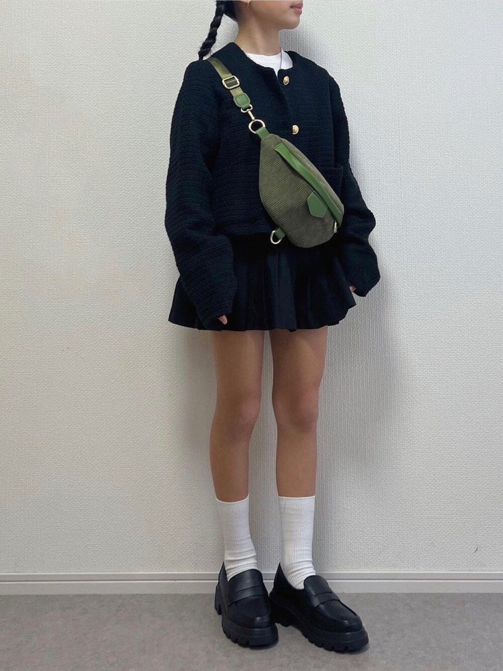 「秋服まるっと大公開、休日スタイル、秋冬コーデ、女の子コーデ、小学生、ローファー、韓国ファッション、韓国コーデ、ジャケット、キッズファッション、休日コーデ、キッズコーデ」｜「floristの【2WAY】コーデュロイ×アクセントレザーのワンショルダーバッグ/メッセンジャーバッグ（メッセンジャーバッグ、グリーン系）」を使った、ɴɪᴄᴏ.ᴀʏᴀさん（キッズ・141cm）の秋コーディネートの1枚目の写真