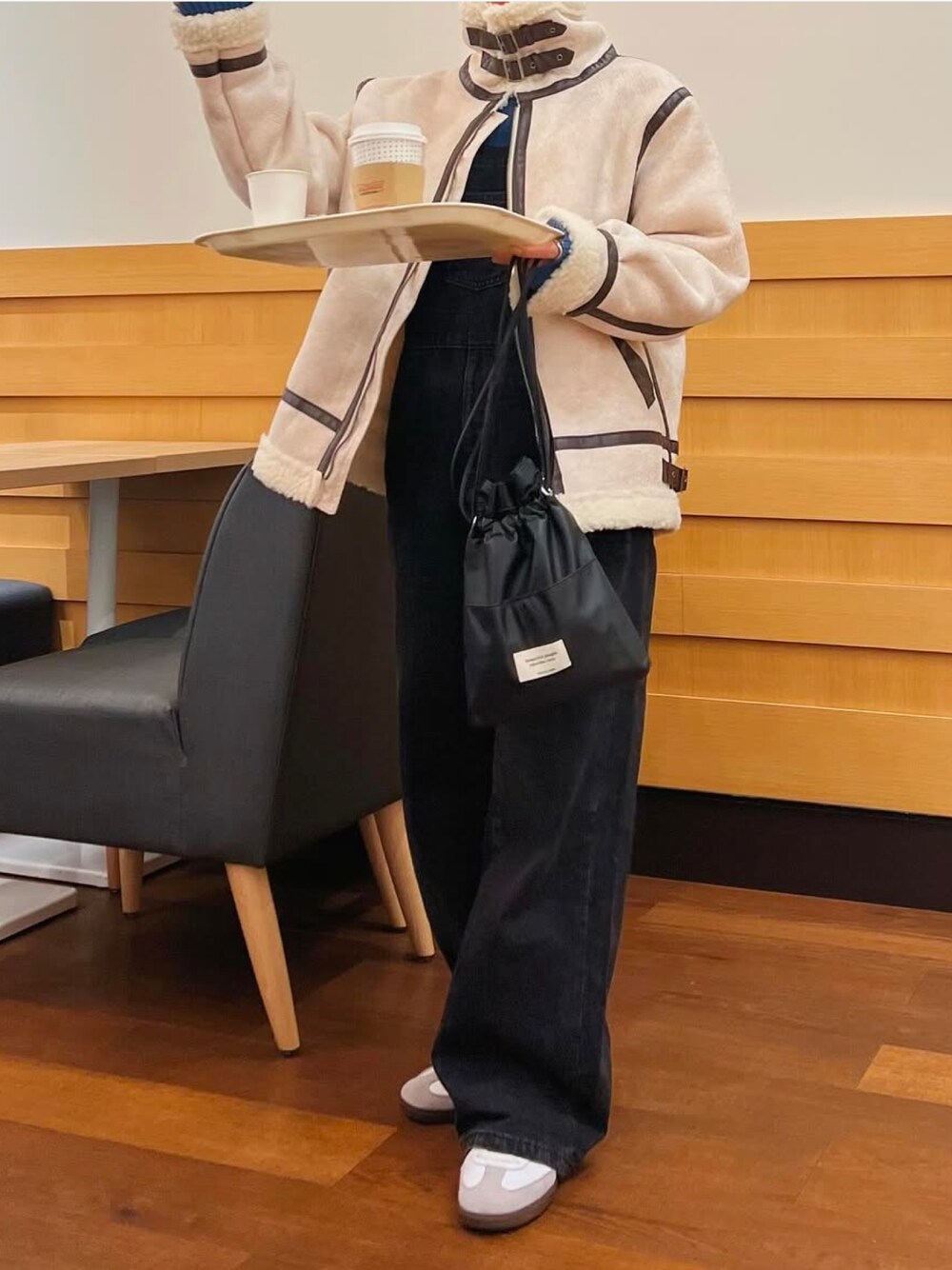 「冬アウター、カジュアルスタイル、パンツスタイル、adidas、カジュアルコーデ、サロペット、PR、低身長、低身長コーデ」｜「tiptopのフェイクムートンボアブルゾン（ムートンコート、ホワイト系）」を使った、ɴɪᴄᴏ.ᴀʏᴀさん（レディース・150cm）の冬コーディネートの1枚目の写真