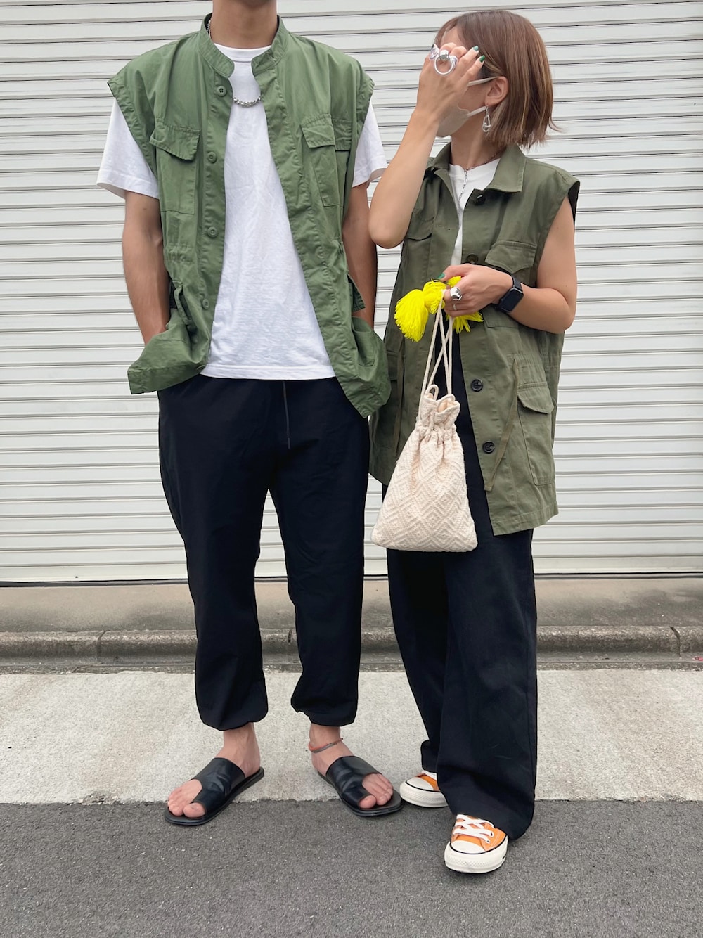 「低身長コーデ、カジュアル、骨格ウェーブ、着回しコーデ、サロペット、ブラック、モノトーンコーデ、低身長女子、トングサンダル、休日スタイル、夫婦、ミリタリーベスト」｜「DISCOATのスタンドネックミリタリーベスト（ベスト、グリーン系）」を使った、ɴɪᴄᴏ.ᴀʏᴀさん（レディース・149cm）の夏コーディネートの1枚目の写真
