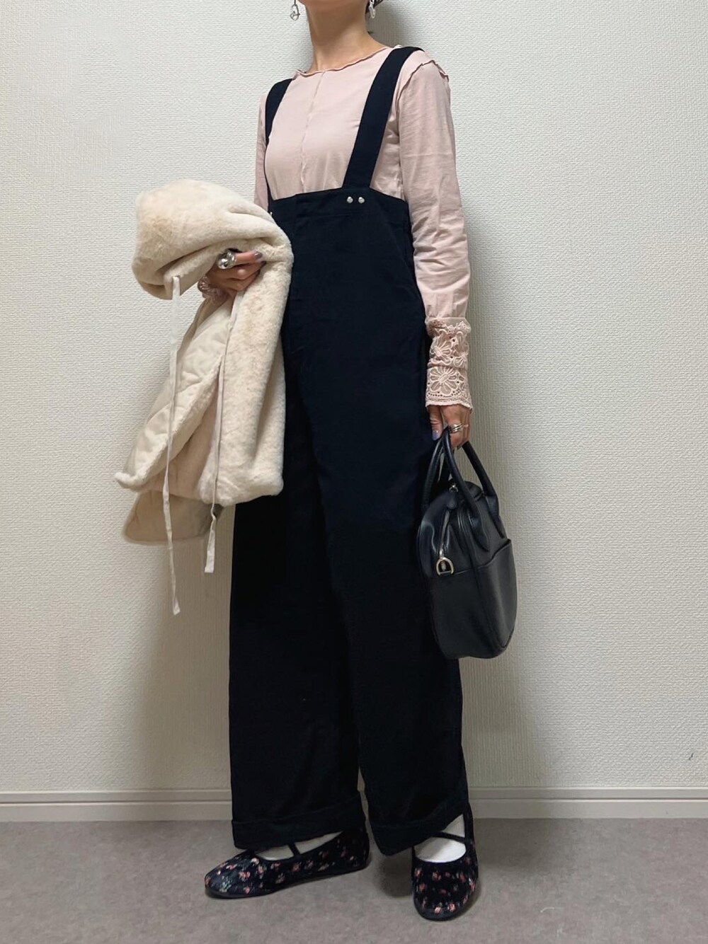 「秋服まるっと大公開、秋服、休日スタイル、低身長コーデ、初秋コーデ、秋コーデ、低身長、花柄、カジュアルガーリー、バレエシューズ、サロペット」｜「CrispのレースカフメロウTシャツ（Tシャツ/カットソー、ピンク系）」を使った、ɴɪᴄᴏ.ᴀʏᴀさん（レディース・149cm）の秋コーディネートの1枚目の写真