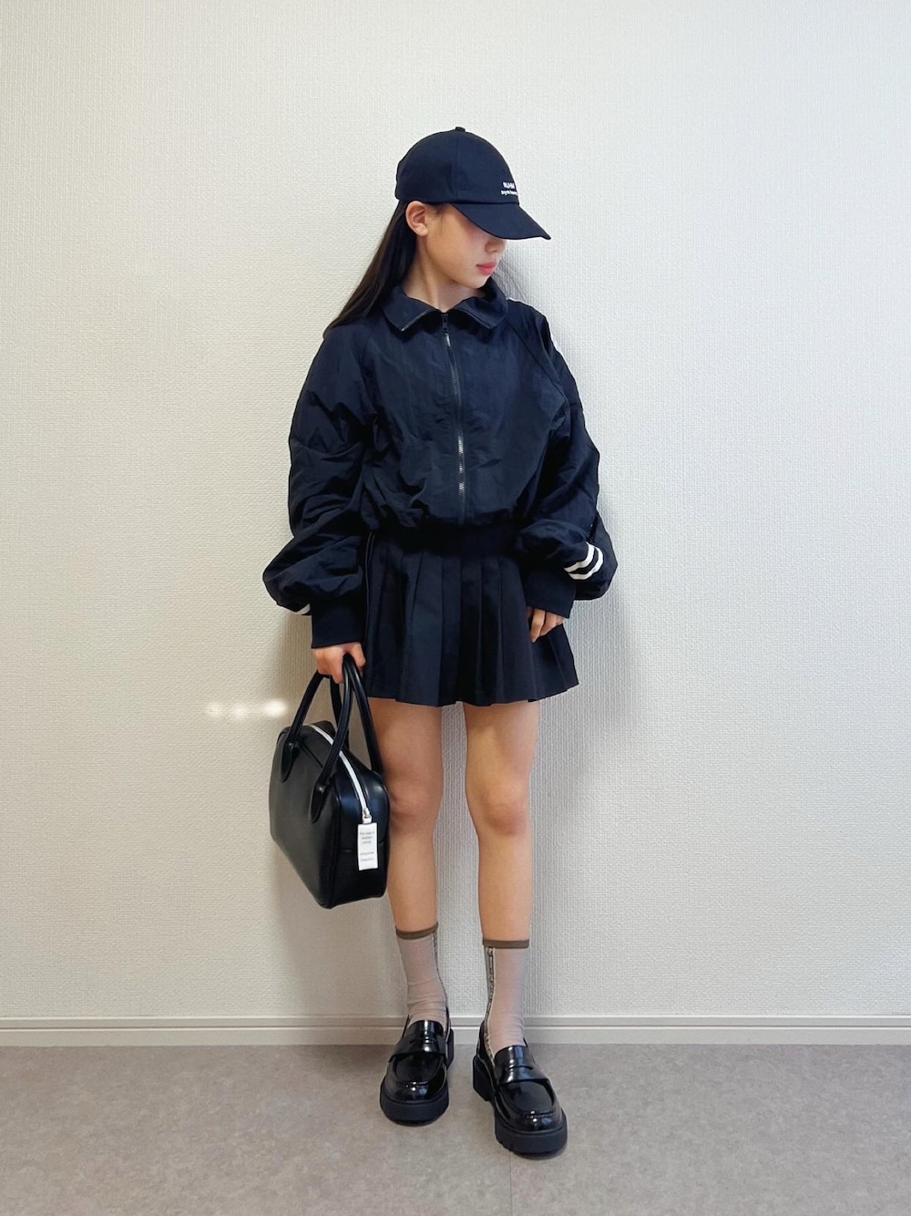 「春服コーデ、春アウター、カジュアル、カジュアルコーデ、ローファー、着回しコーデ、春コーデ、ブラック、ブラックコーデ、ユニクロ、ユニクロコーデ、UNIQLO」｜「Honeysの配色ロゴキャップ（キャップ、ブラック系）」を使った、ɴɪᴄᴏ.ᴀʏᴀさん（キッズ・142cm）の春コーディネートの1枚目の写真