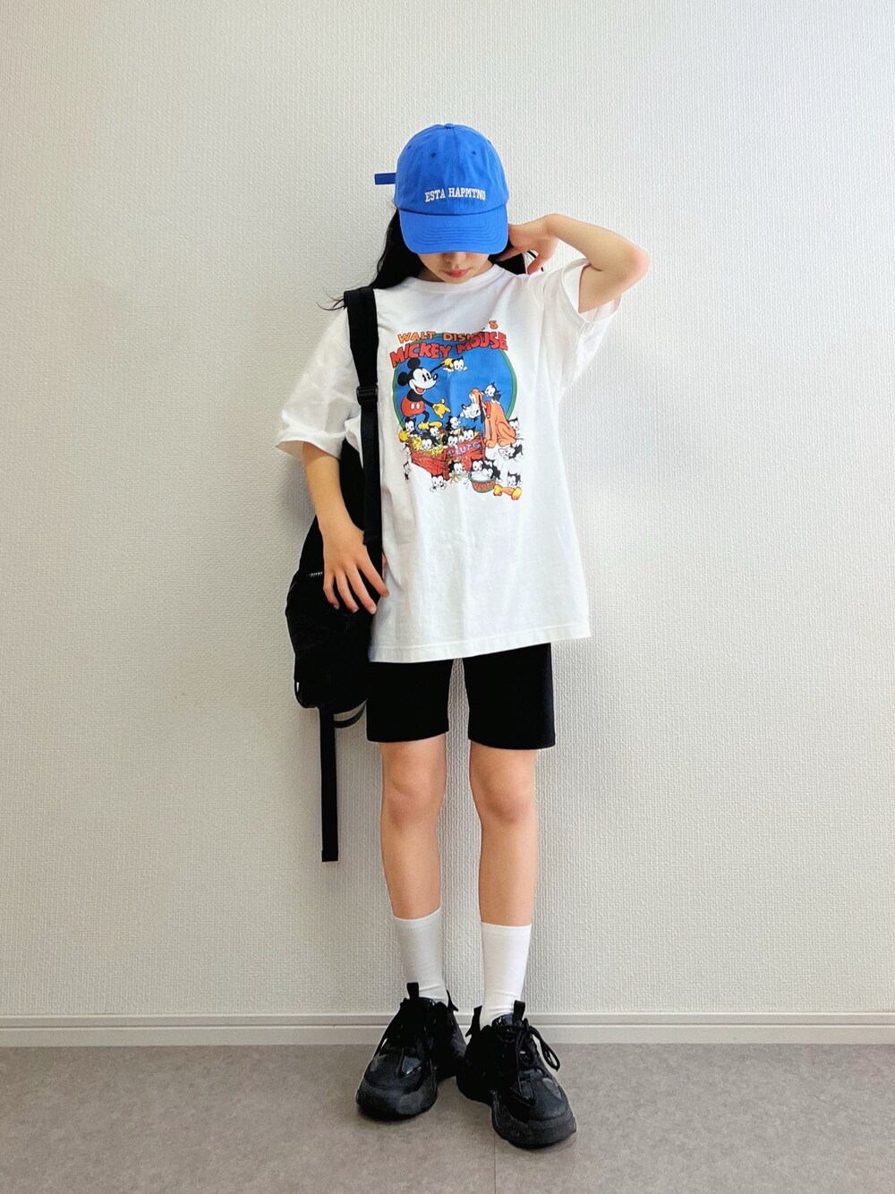 「スポーツミックス、シンプルコーデ、スニーカー、スニーカーコーデ、Tシャツ、キャップ、UNIQLO、UNIQLOコーデ、ゴープコア、アクティブ、カジュアル、カジュアルコーデ」｜「coca（coca）のアソートロゴキャップ（キャップ、ブルー系）」を使った、ɴɪᴄᴏ.ᴀʏᴀさん（キッズ・144cm）の春コーディネートの1枚目の写真