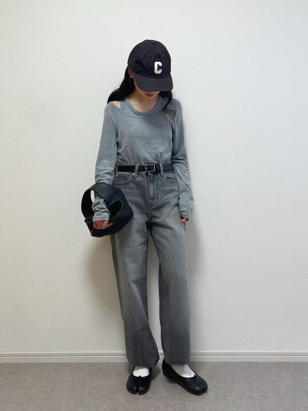 「春服、カジュアルコーデ、プチプラコーデ、プチプラ、デニム、シンプルコーデ、シンプル、ユニクロ、UNIQLO、グレー、ワントーンコーデ、モノトーン」｜「VIVIANの2023年春再販・新色追加 足袋デザインバレエシューズ / 足袋パンプス（バレエシューズ、ブラック系）」を使った、ɴɪᴄᴏ.ᴀʏᴀさん（キッズ・142cm）の春コーディネートの1枚目の写真
