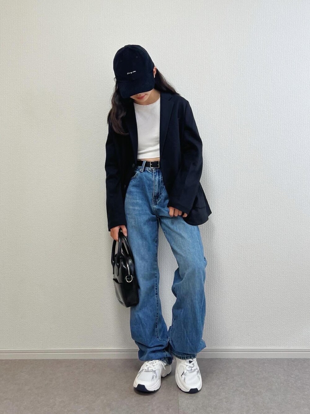 「春のおしゃ見えテクニック、キッズファッション、デニムパンツ、kidsfashion、休日スタイル、むすめコーデ、スニーカー女子、ユニクロ、UNIQLO、キャップ、ジャケット、カジュアル、カジュアルコーデ」｜「floristの【2WAY/3WAY】スクエア型レザータッチボストンバッグ/ショルダーバッグ（ボストンバッグ、ブラック系）」を使った、ɴɪᴄᴏ.ᴀʏᴀさん（キッズ・142cm）の春コーディネートの1枚目の写真