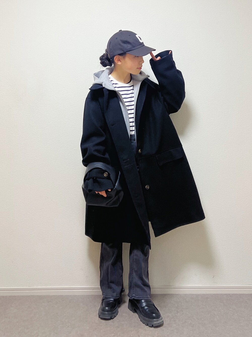 「冬コーデ、ロングコート、コート、オトナカジュアル、キッズコーデ、キッズファッション、UNIQLO、StyleHint、キャップ、レイヤードスタイル、レイヤード、ローファー」｜「forksy.の【forksy.】マルチウェイニットメルトンボア襟ミドルコート（ステンカラーコート、ブラック系）」を使った、ɴɪᴄᴏ.ᴀʏᴀさん（キッズ・141cm）の冬コーディネートの1枚目の写真