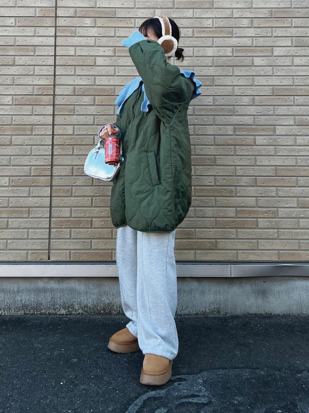 「プチプラ、カジュアルスタイル、イヤーマフ、スウェットパンツ、スニーカーコーデ、厚底ブーツ、キルティング、低身長、低身長コーデ、カジュアルコーデ」｜「LOWRYS FARMのフリルＢＩＧカラーカーディガンＬＳ　133797（カーディガン/ボレロ、ブルー系）」を使った、ɴɪᴄᴏ.ᴀʏᴀさん（レディース・149cm）の冬コーディネートの1枚目の写真