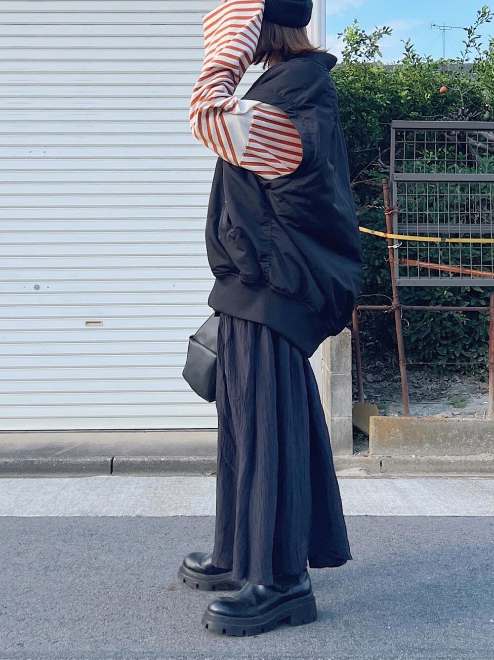 「秋服、休日スタイル、モノトーン、大人カジュアル、ゆったりコーデ、シンプルコーデ、ラクチンコーデ、低身長コーデ、おしゃれさんと繋がりたい、モノトーンコーデ、ミニバッグ、MA-1、スカート、ティアードスカート、Discoat」｜「DISCOATの【2WAY】 MA-1（MA-1、ブラック系）」を使った、ɴɪᴄᴏ.ᴀʏᴀさん（レディース・149cm）の秋コーディネートの1枚目の写真