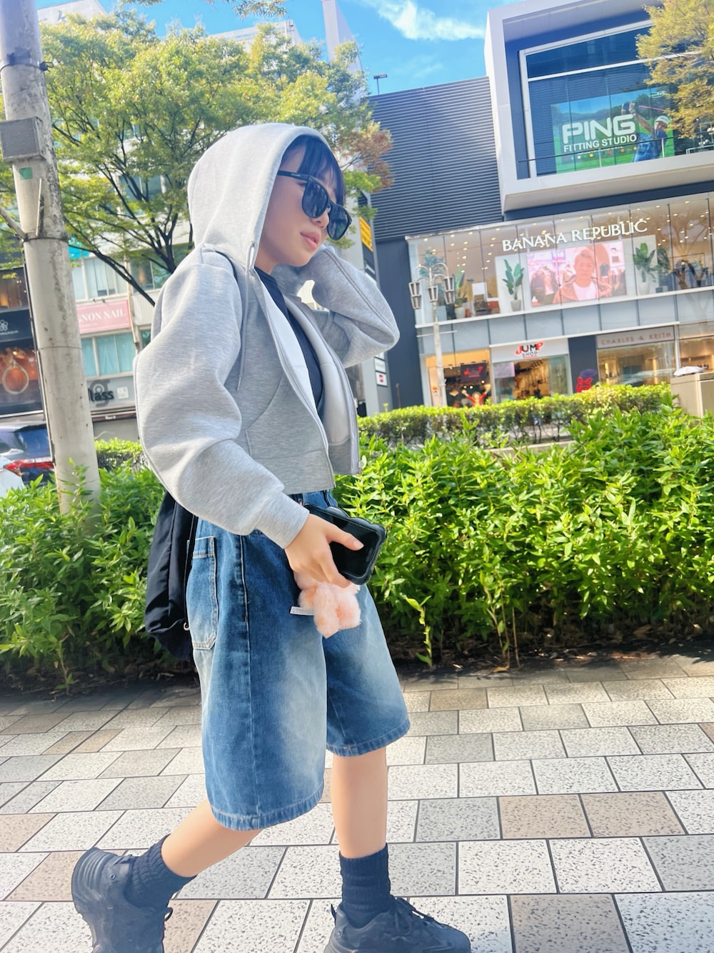 ブルー系のデニムパンツ、グレー系のスウェットを着用したキッズの秋コーディネートの1枚目の写真