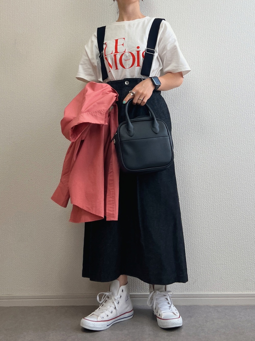 レッド系のTシャツ/カットソー、ピンク系のシャツ/ブラウス、ブラック系のスカートを着用したレディースの春コーディネートの1枚目の写真