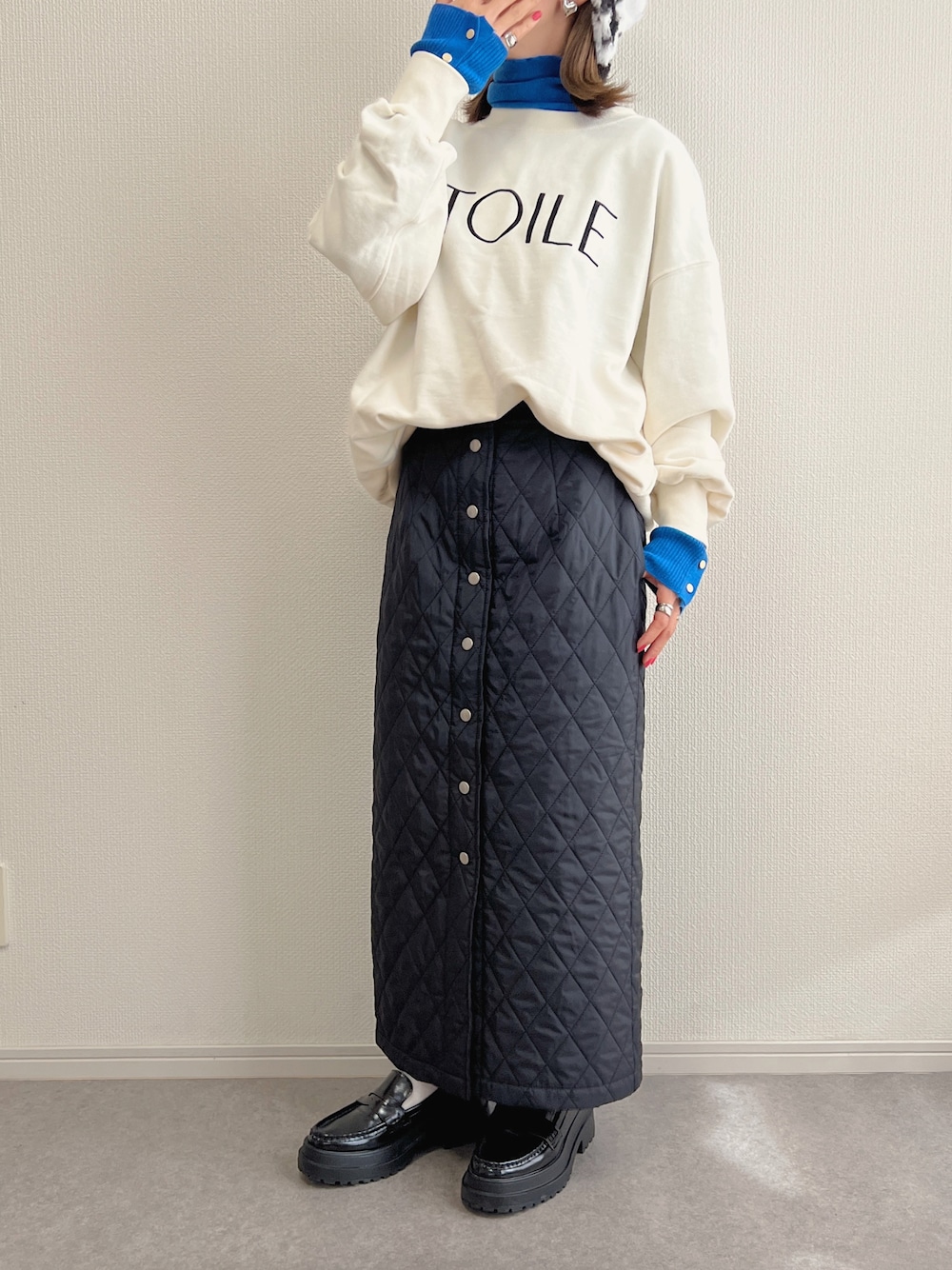 ホワイト系のスウェット、ブルー系のニット/セーターを着用したレディースの秋コーディネートの1枚目の写真