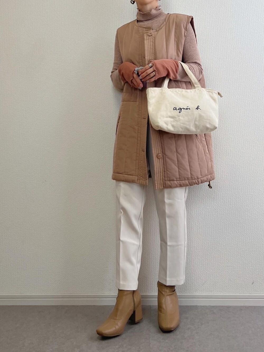 「秋服まるっと大公開、秋のコーデ、おでかけコーデ、大人女子、カジュアル、秋アウター、骨格ウェーブ、淡色コーデ、ベスト、大人カジュアル」｜「CrispのタートルシアーTシャツ[c1R3383]（Tシャツ/カットソー、ブラウン系）」を使った、ɴɪᴄᴏ.ᴀʏᴀさん（レディース・149cm）の秋コーディネートの1枚目の写真