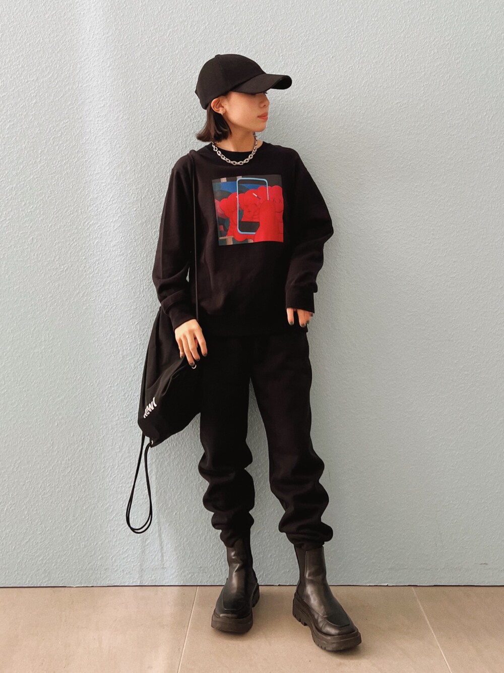 「秋服準備はじめました、キャップ、カジュアルコーデ、ブラック、ブラックコーデ、ユニクロ、ユニクロコーデ、UNIQLO、スウェット」｜「VIVIANのスクエアトゥ厚底サイドゴアショートブーツ（ブーツ、ブラック系）」を使った、ɴɪᴄᴏ.ᴀʏᴀさん（キッズ・146cm）の夏コーディネートの1枚目の写真