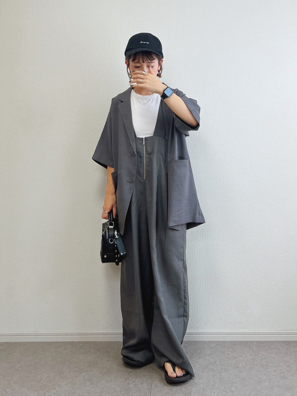 「夏服、楽チンコーデ、ノームコア、カジュアル、カジュアルコーデ、オトナカジュアル、大人カジュアル、サロペット、低身長、ジャケット、グレー」｜「tiptopのリネンライク半袖テーラードジャケット（テーラードジャケット、グレー系）」を使った、ɴɪᴄᴏ.ᴀʏᴀさん（レディース・149cm）の夏コーディネートの1枚目の写真