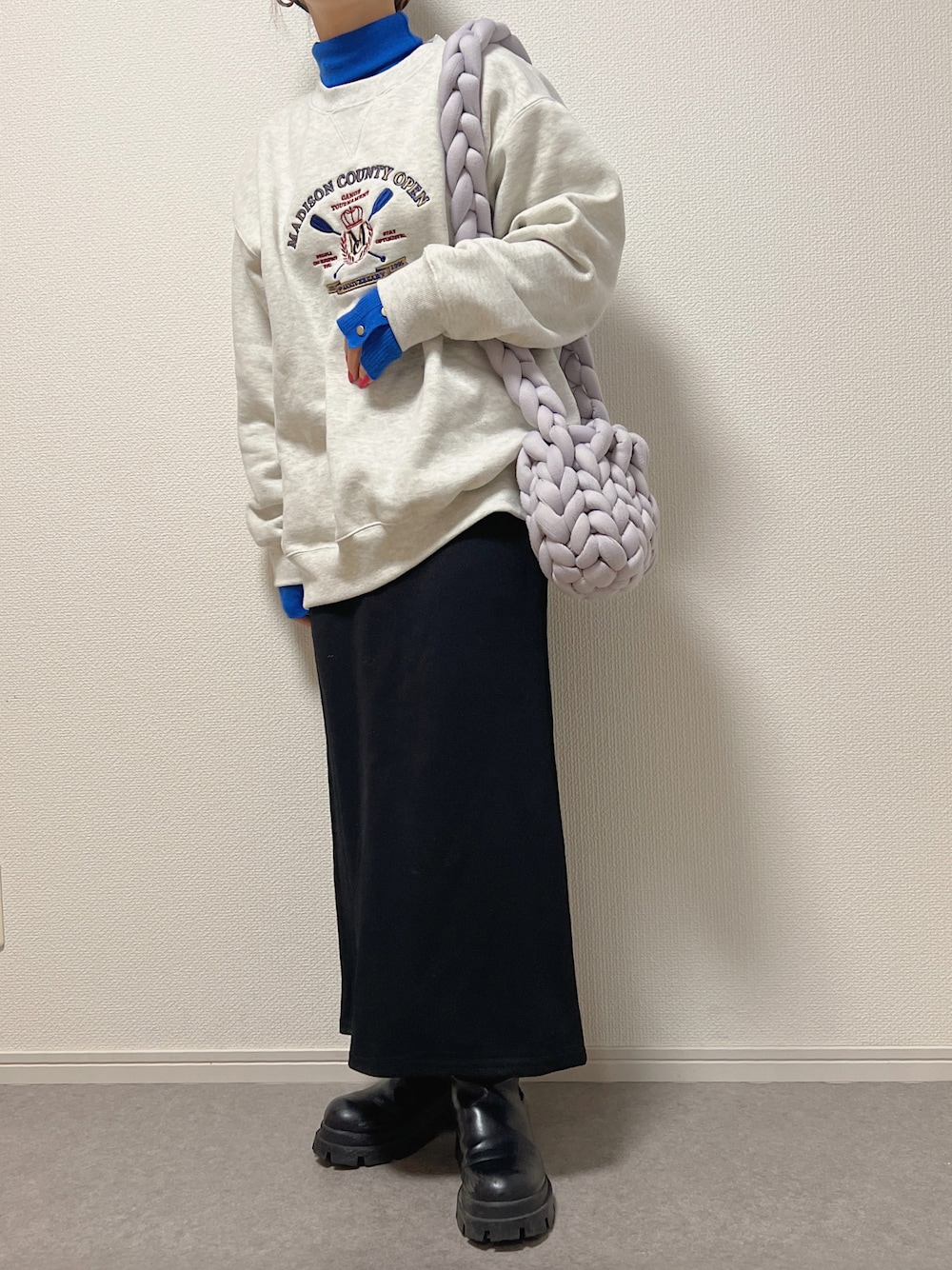 ブルー系のニット/セーター、ベージュ系のスウェットを着用したレディースの冬コーディネートの1枚目の写真