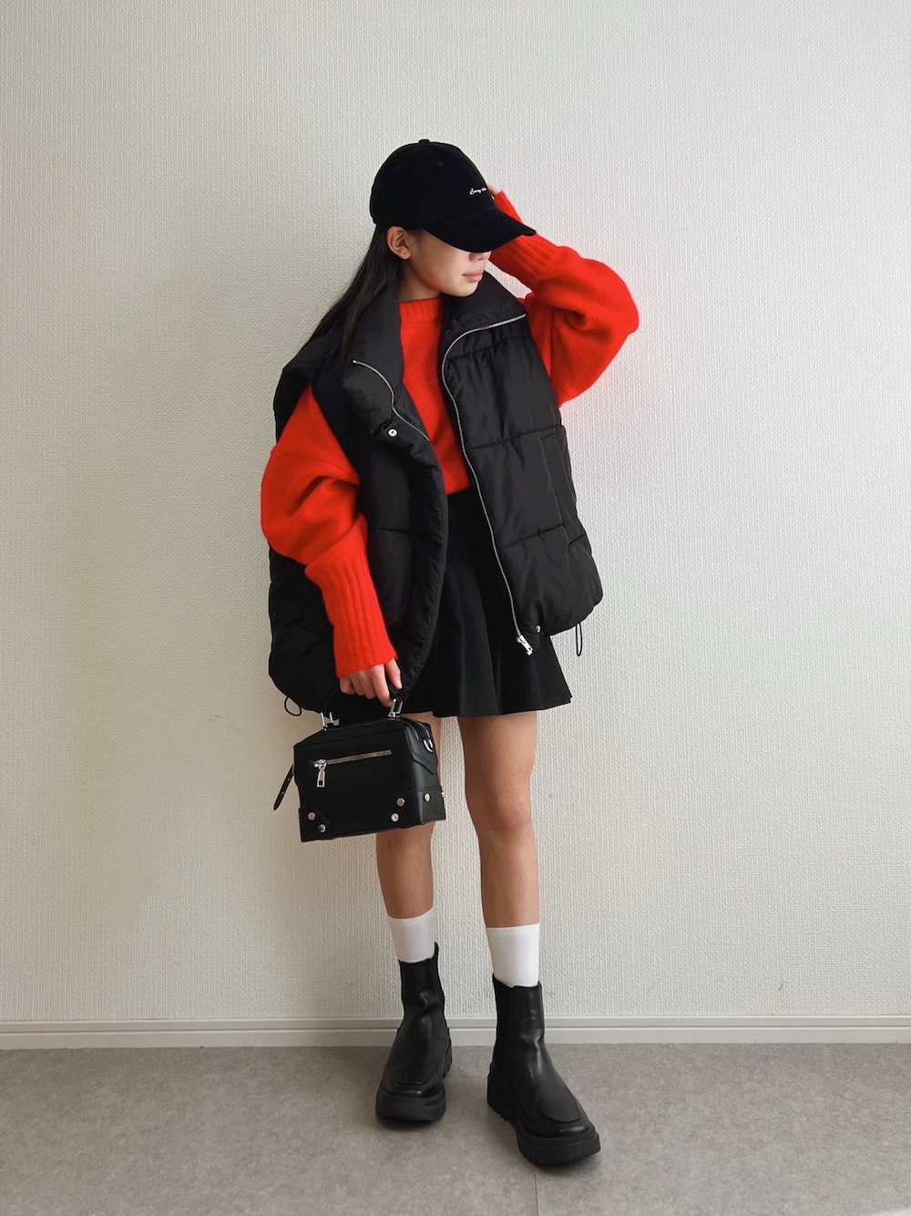「カラー×コーデ、小学生、赤、女の子、UNIQLO、モノトーン、カジュアルコーデ、ベスト、しまむら、キャップ」｜「apartment departmentのショート丈 ワイドクルーネック プルオーバー（ニット/セーター、レッド系）」を使った、ɴɪᴄᴏ.ᴀʏᴀさん（キッズ・142cm）の冬コーディネートの1枚目の写真