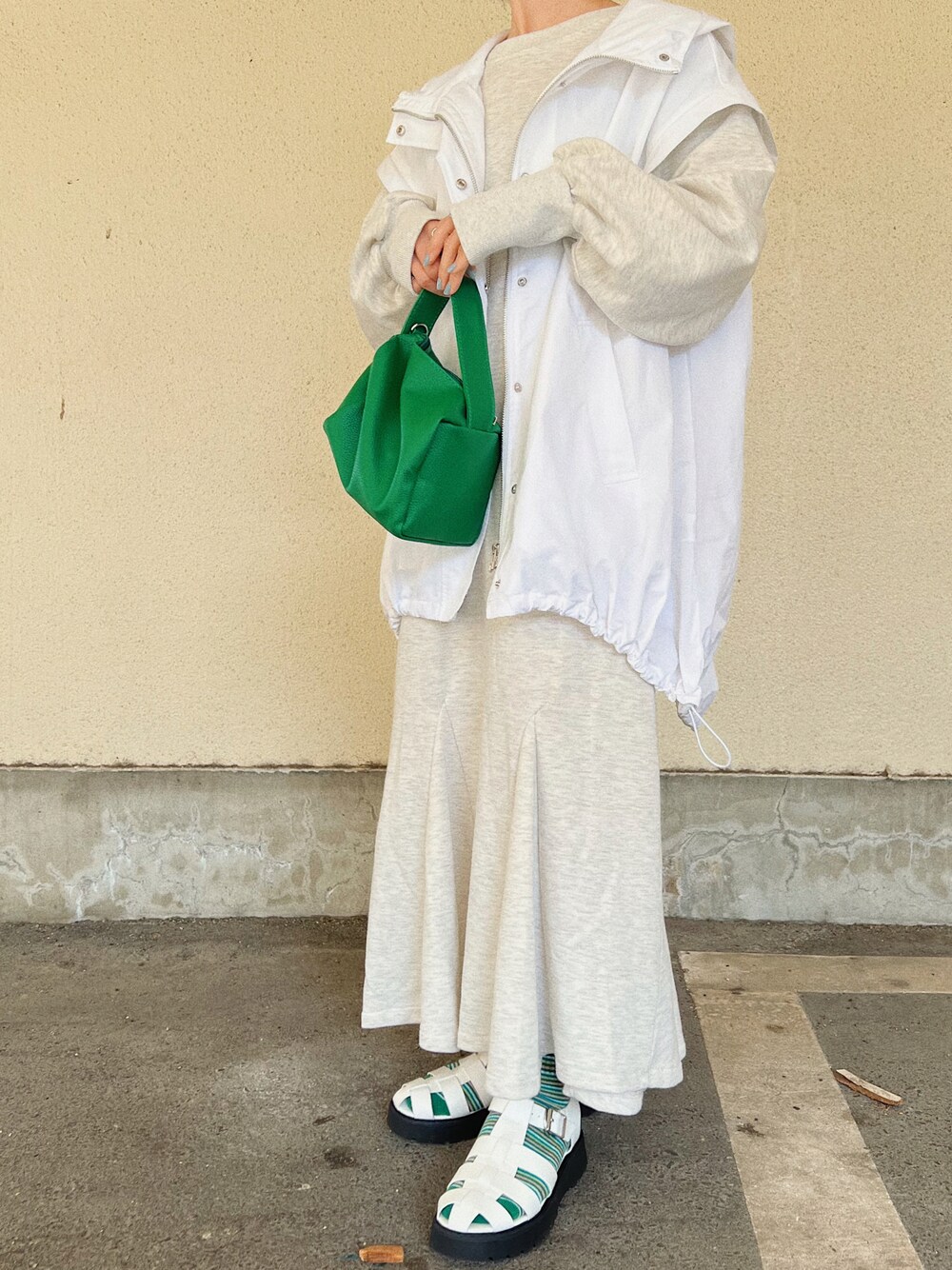 「はじめましてコーデ、春、低身長、春夏コーデ、シンプルコーデ、モード、休日コーデ、サンダル、春アウター、骨格ウェーブ、ワンピース、ロングワンピース」｜「DISCOATの2WAYモンスターパーカー（ブルゾン、ホワイト系）」を使った、ɴɪᴄᴏ.ᴀʏᴀさん（レディース・149cm）の春コーディネートの1枚目の写真