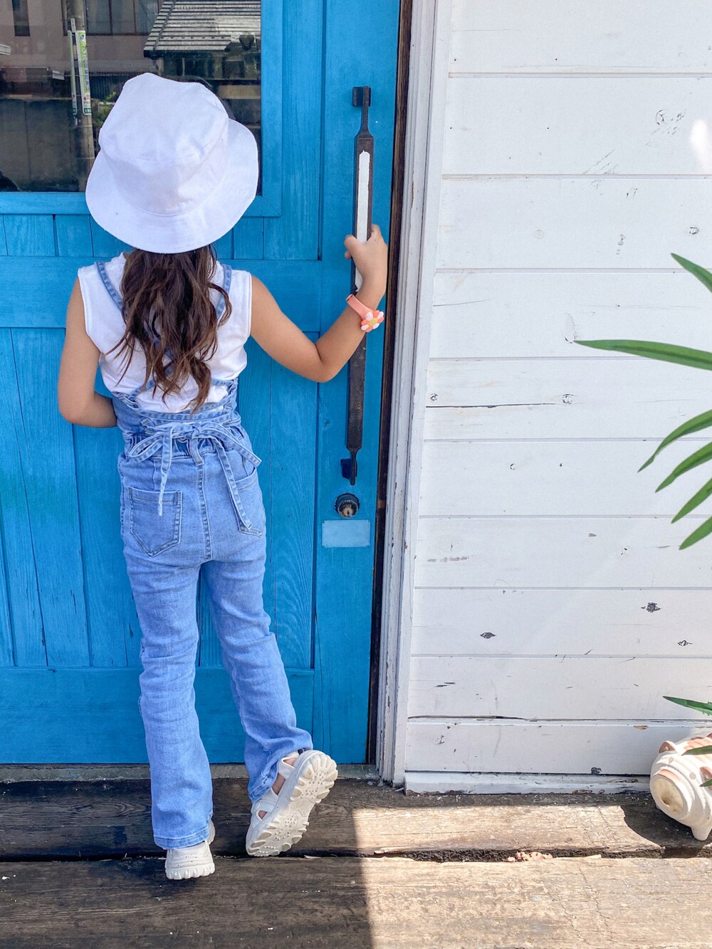 「カジュアルコーデ、夏コーデ、夏だ！Tシャツ着よう！、オーバーオール、デニム、むすめ服、ZARA KIDS、女の子、シンプル、Tシャツ」｜「THE CASUALの織ネームワッペンバケットハット キッズ（ハット、ホワイト系）」を使った、ɴɪᴄᴏ.ᴀʏᴀさん（キッズ・110cm）の夏コーディネートの1枚目の写真