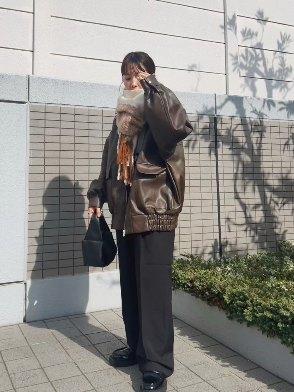 「オトナ女子、パンツスタイル、冬コーデ、休日スタイル、カジュアル、カジュアルコーデ、大人カジュアル、シンプルコーデ、tiptop、マフラー」｜「coca（coca）のボリュームたっぷり◇フリンジニットマフラー（マフラー、ホワイト系）」を使った、ɴɪᴄᴏ.ᴀʏᴀさん（レディース・150cm）の冬コーディネートの1枚目の写真