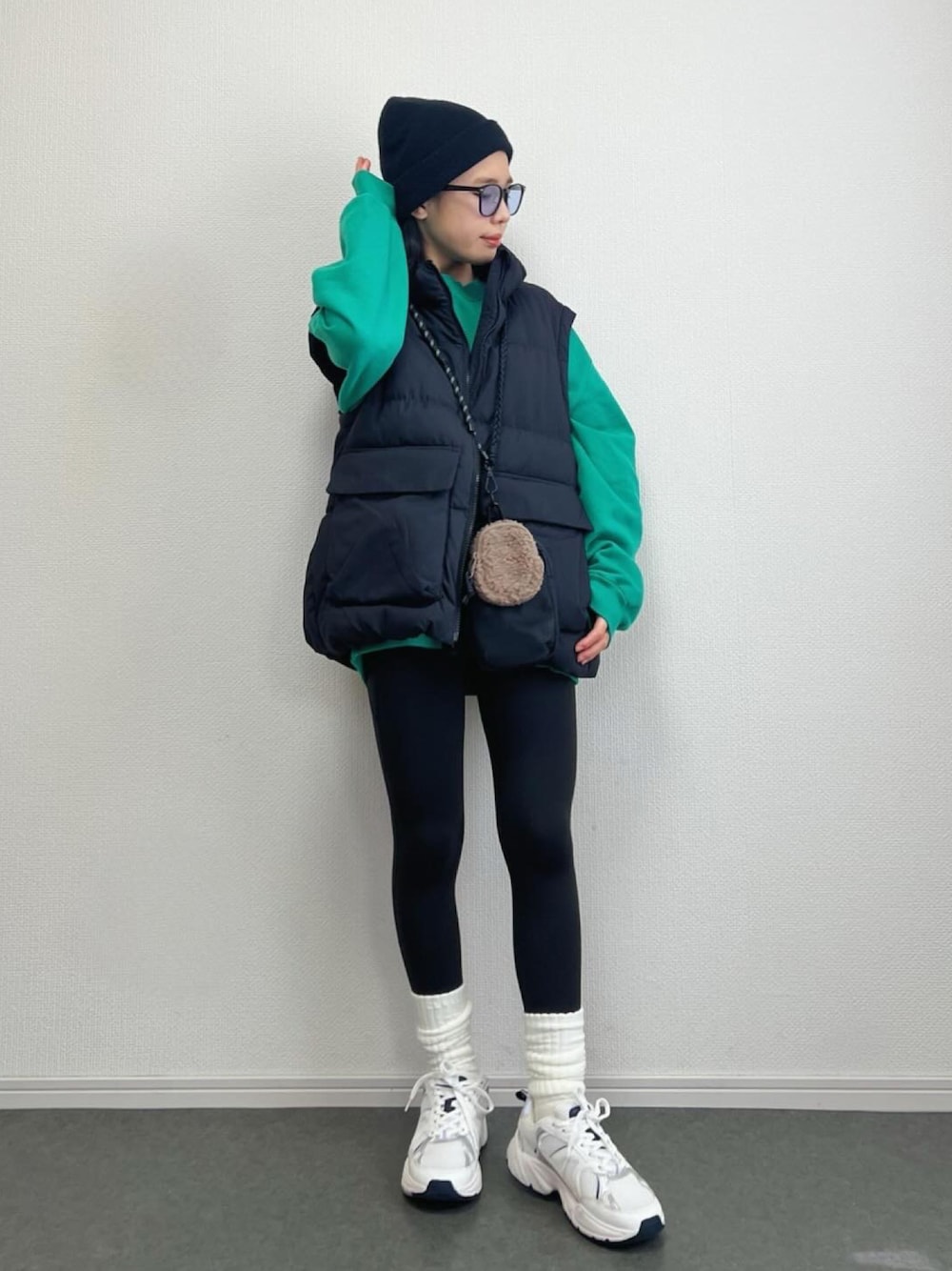 「休日スタイル、カジュアル、カジュアルコーデ、靴下、ソックス、ユニクロ、ユニクロコーデ、UNIQLO、StyleHint、プチプラ、レギンス、ダウンベスト」｜「WEGOのWEGO/カラービーニー（ニットキャップ/ビーニー、ブラック系）」を使った、ɴɪᴄᴏ.ᴀʏᴀさん（キッズ・148cm）の冬コーディネートの1枚目の写真