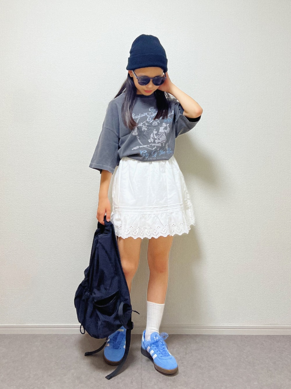 その他のTシャツ/カットソー、ブルー系のスニーカー、ホワイト系のスカートを着用したキッズの夏コーディネートの1枚目の写真