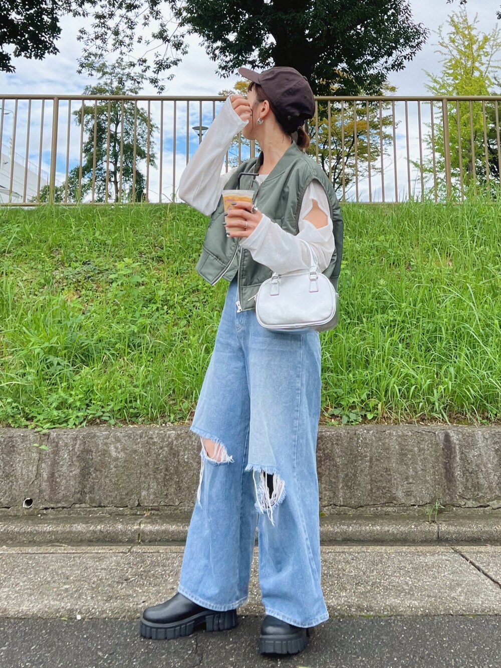 「秋服準備はじめました、ベスト、coca、MA-1、カジュアル、カジュアルコーデ、プチプラ、低身長、低身長コーデ」｜「DISCOATの《新色追加》シアー肩開きプルオーバー（Tシャツ/カットソー、ホワイト系）」を使った、ɴɪᴄᴏ.ᴀʏᴀさん（キッズ・149cm）の秋コーディネートの1枚目の写真
